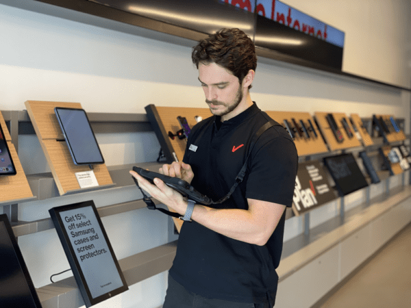 Verizon employee with tablet