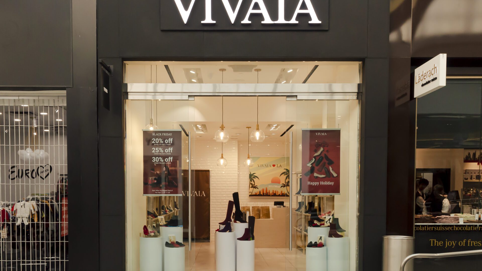 Vivaia LA pop-up storefront.